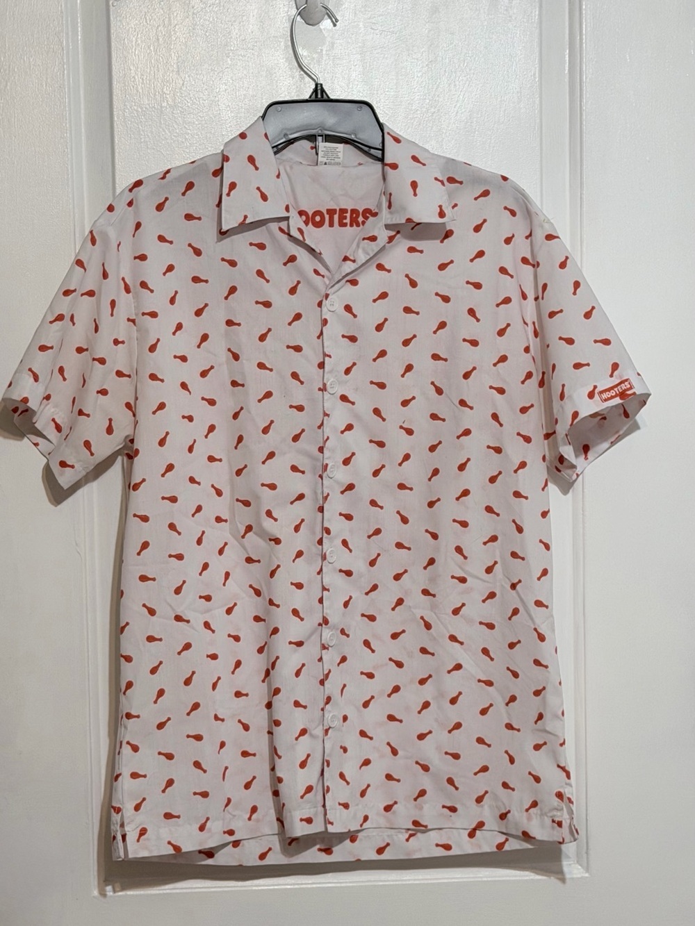 Hooters White Short-Sleeve Button-Down Shirt with Orange chicken leg medium - Picture 2 of 9